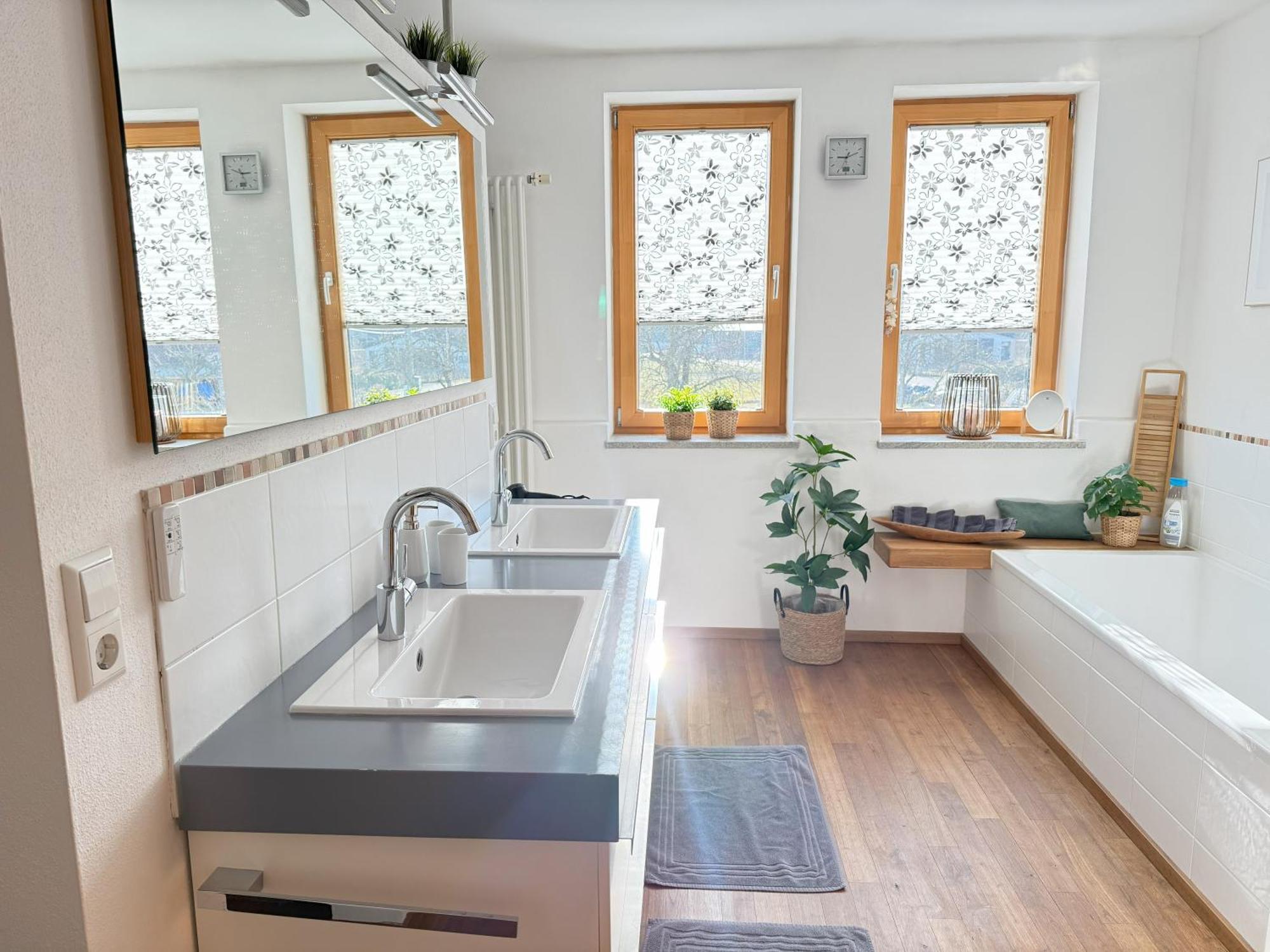 Fe Wo Brunnen - 120 Qm - Ruhige Lage - Viel Natur- Komfortabel - Grosser Balkon Und Garten เมมมิงเงน ภายนอก รูปภาพ